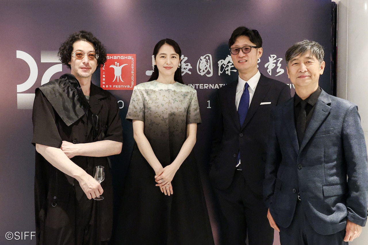 左からオダギリジョー、長澤まさみ、李相日、種田陽平