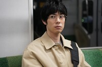 「アフター・ザ・クエイク」場面写真。渡辺大知演じる善也