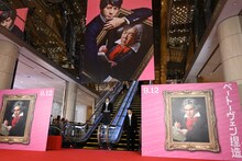 エスカレーターで登場した、小手伸也（左）と野間口徹（右）