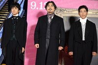 左から神尾楓珠、小澤征悦、野間口徹