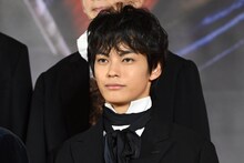 カール・ホルツ役の神尾楓珠