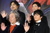 前列左から古田新太、神尾楓珠。後列左から小澤征悦、野間口徹