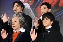 前列左から古田新太、神尾楓珠。後列左から小澤征悦、野間口徹