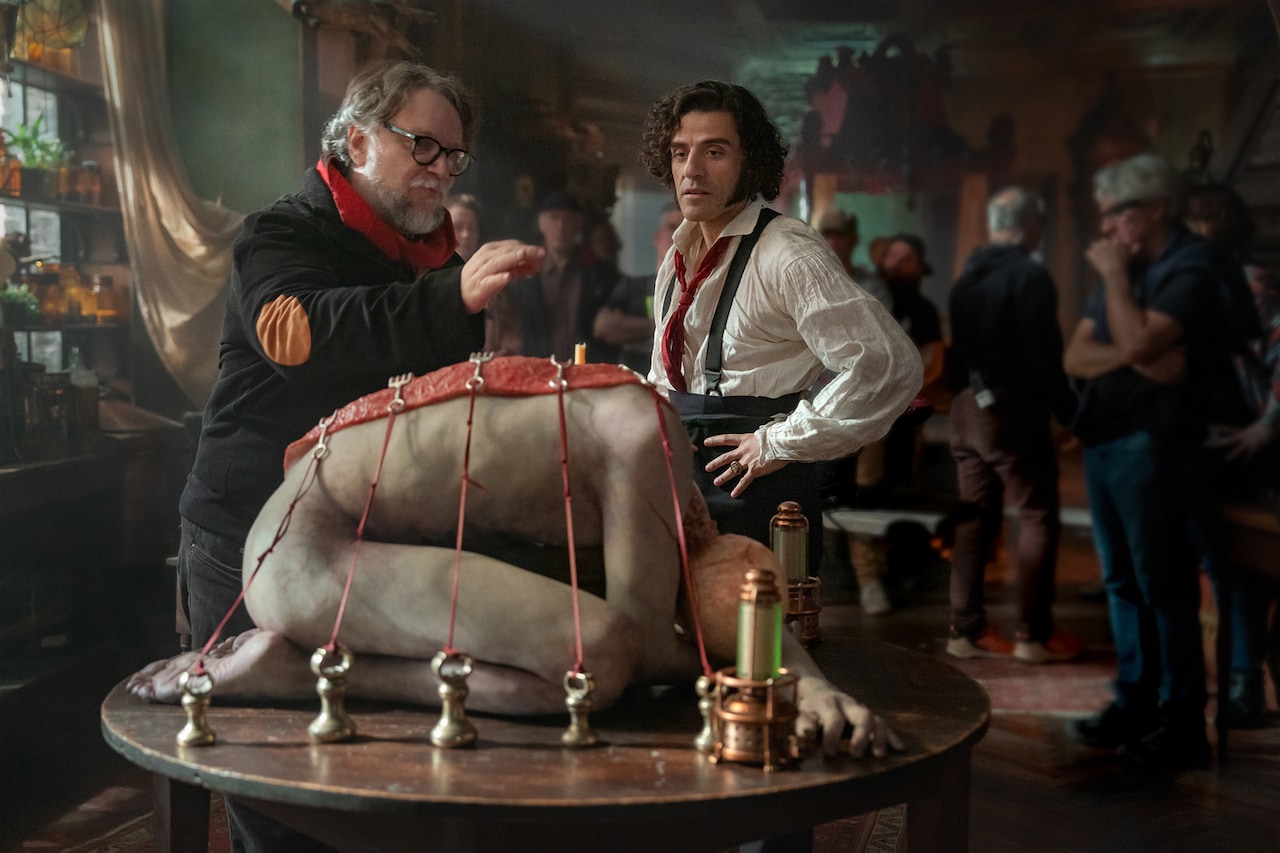 Netflix映画「フランケンシュタイン」撮影現場より。左から監督のギレルモ・デル・トロ、主演のオスカー・アイザック