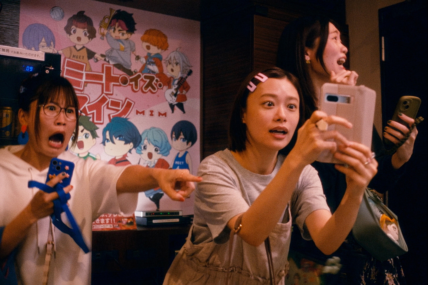 杉咲花が南琴奈・板垣李光人と夜の歌舞伎町を歩く「ミーツ・ザ・ワールド」場面写真