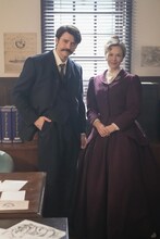 2025年度後期の連続テレビ小説「ばけばけ」より、トミー・バストウ演じるヘブン（左）と、シャーロット・ケイト・フォックス演じるイライザ・ベルズランド（右）