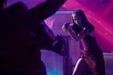 「バレリーナ：The World of John Wick」場面写真。初任務に挑む主人公イヴ（アナ・デ・アルマス）