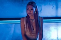 「バレリーナ：The World of John Wick」場面写真。大富豪富豪の娘カトラ・パク役のスヨン（少女時代）は、本作でハリウッドデビューを果たした