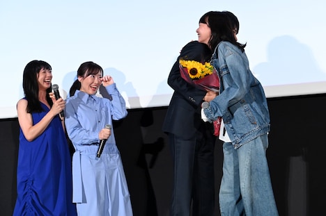 左から関根史織、前田亜季、松山ケンイチ、ペ・ドゥナ