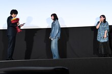 ペ・ドゥナ（中央）に告白する松山ケンイチ（左）。それを見守る香椎由宇（右）