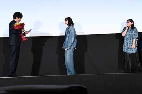 ペ・ドゥナ（中央）に告白する松山ケンイチ（左）。それを見守る香椎由宇（右）