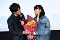 左から松山ケンイチ、ペ・ドゥナ