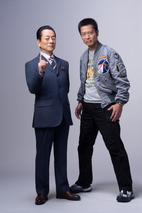 左から杉下右京役の水谷豊、亀山薫役の寺脇康文