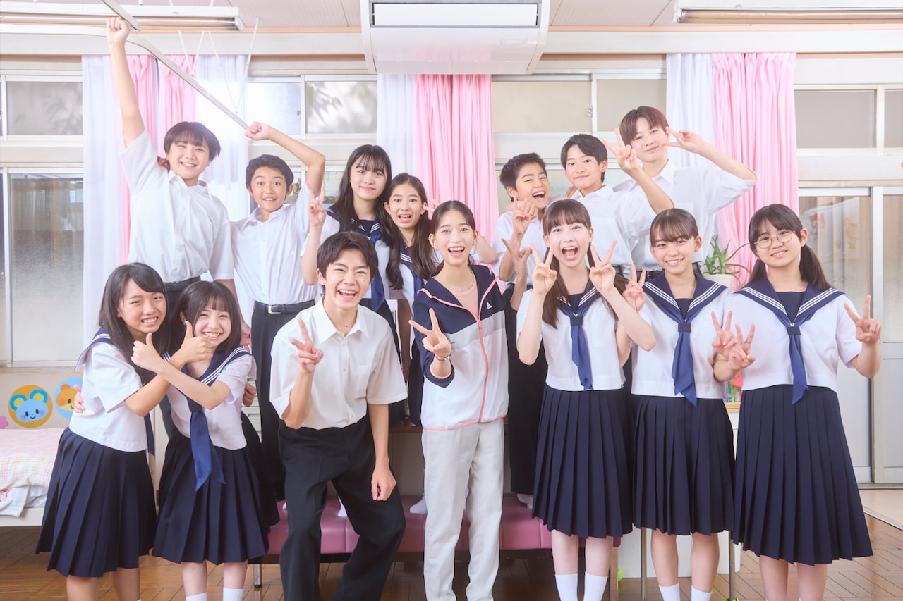 「放課後カルテ 2025秋」より、“教え子”たちとの再会を果たした篠谷役の森川葵（中央）