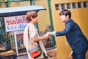 「（LOVE SONG）」より、バンコクで再会を果たすソウタ（森崎ウィン）とカイ（向井康二）