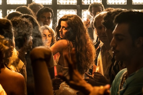 パオロ・ソレンティーノ監督作「パルテノペ ナポリの宝石」より、セレステ・ダッラ・ポルタ演じるパルテノペ（中央）