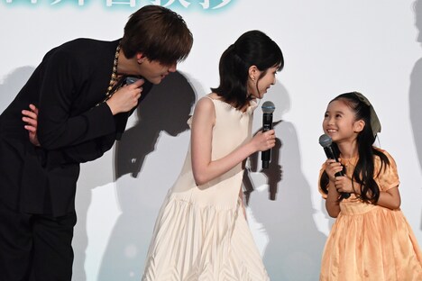 泉谷星奈（右）の話に耳を傾ける福本莉子（中央）と八木勇征（左）