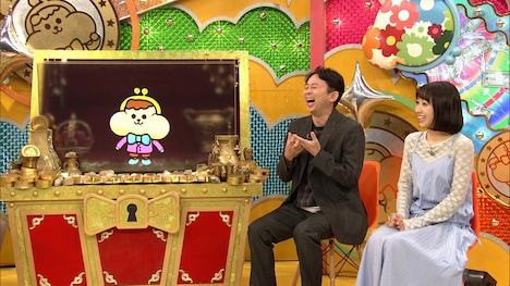 「有吉のお金発見 突撃！カネオくん」8月24日放送回の様子。左からカネオくん、有吉弘行、田牧そら