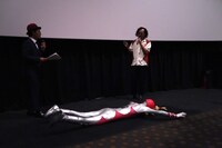 床に寝そべるタローマン（中央手前）