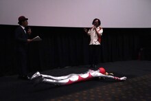 床に寝そべるタローマン（中央手前）