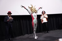 左から赤ペン瀧川、タローマン、藤井亮