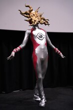 ポーズを決めるタローマン