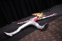 床に寝そべるタローマン