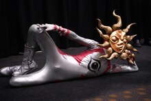 舞台挨拶中にくつろぐタローマン