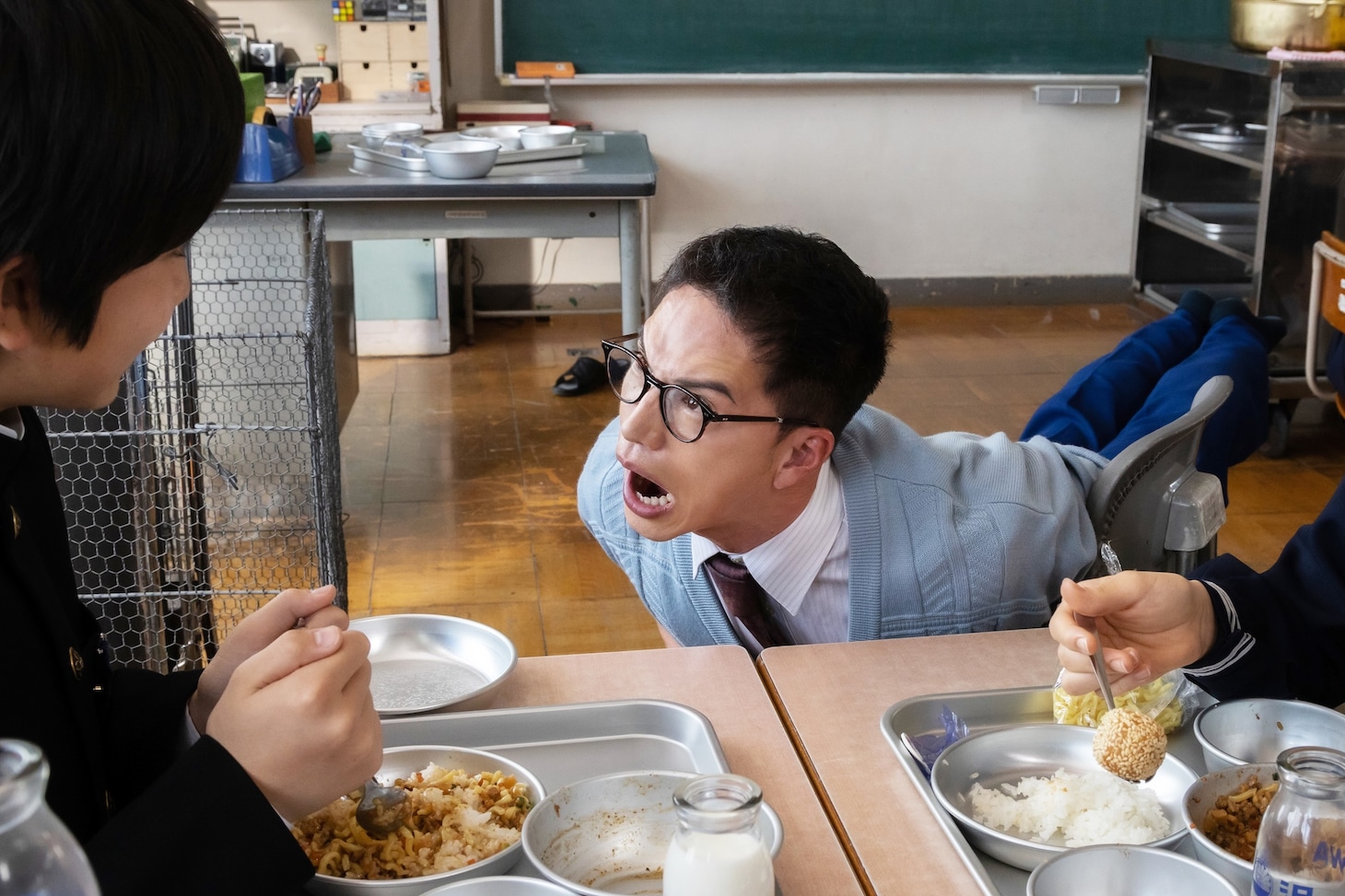 市原隼人が“給食命”の中学教師に、「おいしい給食」劇場版第3弾がテレビ初放送