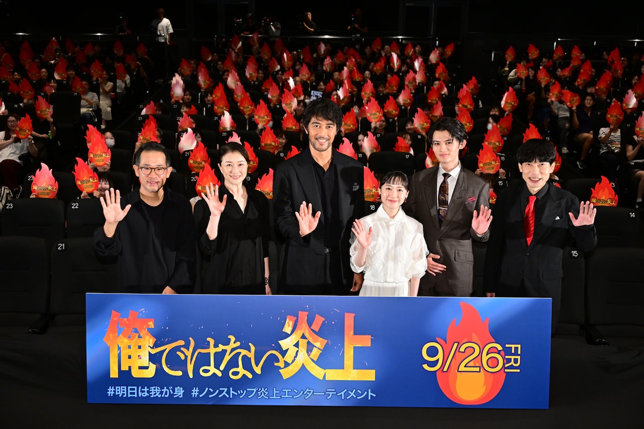 「俺ではない炎上」完成披露試写会の様子。左から山田篤宏、夏川結衣、阿部寛、芦田愛菜、藤原大祐、板倉俊之