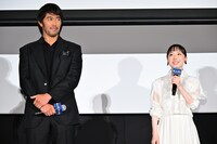 左から阿部寛、芦田愛菜