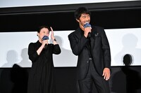 左から夏川結衣、阿部寛