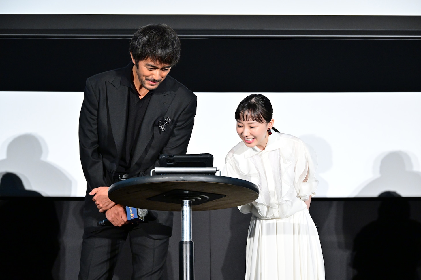 左から阿部寛、芦田愛菜