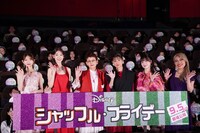 「シャッフル・フライデー」ジャパンプレミアにて、左から辻野かなみ、柏木由紀、唐沢潤、小笠原亜里沙、伊藤彩沙、キンタロー。