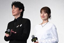 左から福山雅治、有村架純