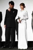 左から福山雅治、有村架純