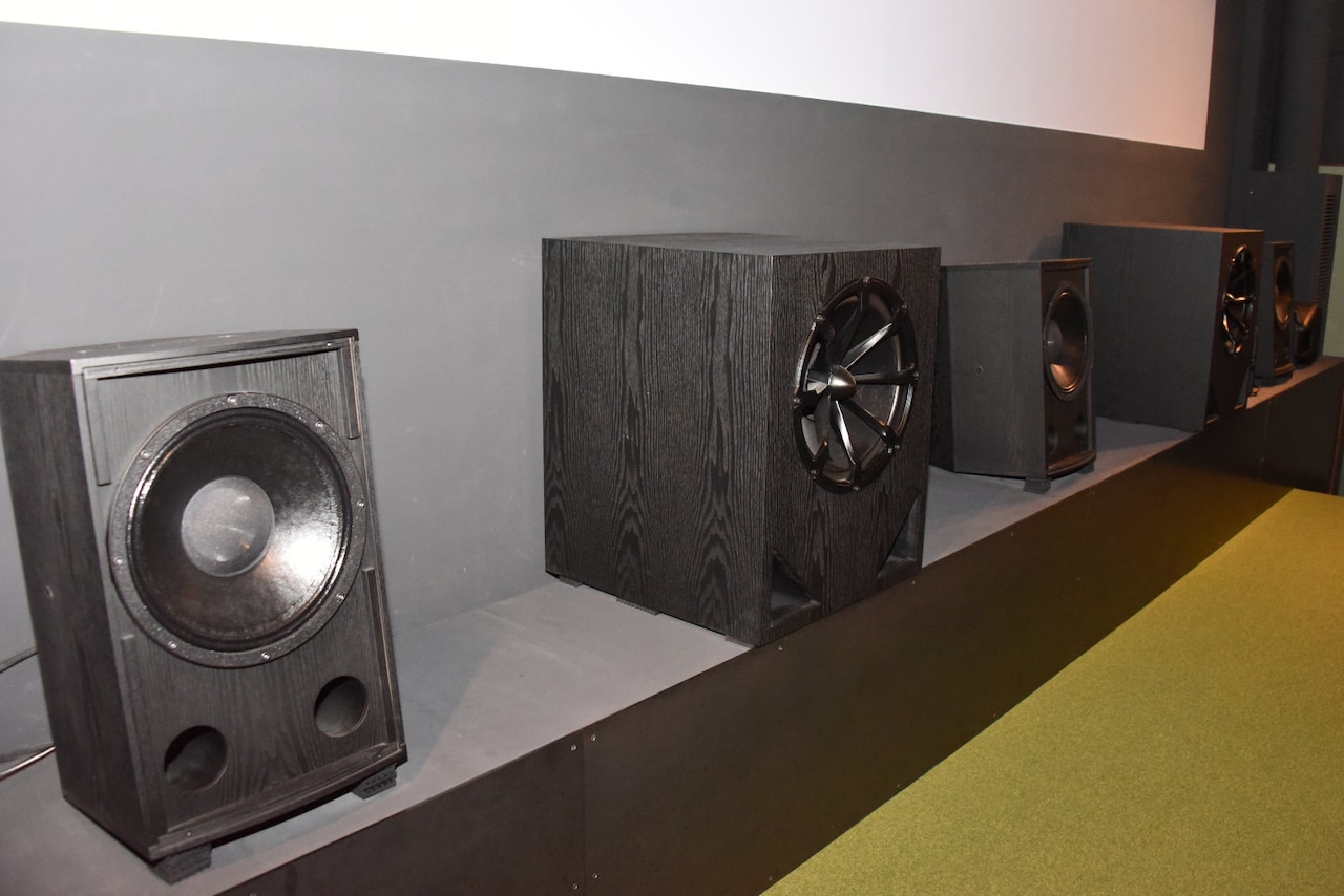 シアターのスクリーン下に設置されたスピーカー