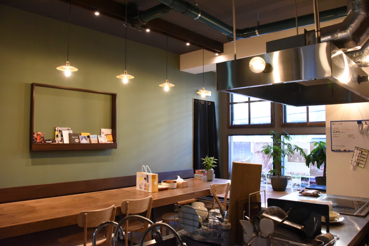 シェアハウスのキッチン。「大宮はベッドタウンなので、地元愛がそれほど強くないと言われているんですよね。その中で、地元が盛り上がる大事なきっかけになっている。映画を観たあとに話せるカフェ空間があるのもいいなと思います」（シェアハウス住人・公務員・20代男性）