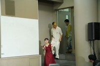 橋本環奈（左）らがサプライズで登場し、歓声が響き渡る