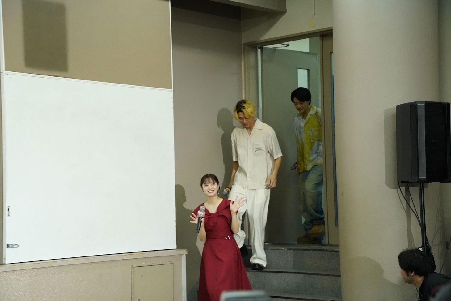 橋本環奈（左）らがサプライズで登場し、歓声が響き渡る