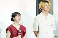 生徒たちの歓声に圧倒される橋本環奈（左）と、眞栄田郷敦（右）