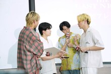 “青春あるある”について話し合う男子チーム。左から吉田剛明、鈴木福、櫻井海音、眞栄田郷敦