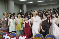 「カラダ探し THE LAST NIGHT」学校プレミアにて、左から吉田剛明、鈴木福、櫻井海音、橋本環奈、眞栄田郷敦、安斉星来、本田真凜