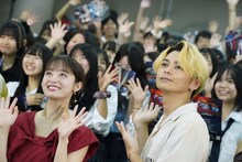 「カラダ探し THE LAST NIGHT」学校プレミアにて、左から橋本環奈、眞栄田郷敦