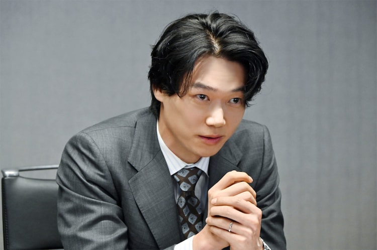 フェイクマミー」より、笠松将演じる謎の男 - 田中みな実「フェイクマミー」で波瑠のママ友に、笠松将は正体不明の男役 [画像ギャラリー 4/4] - 映画ナタリー