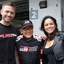 「FUELFEST JAPAN 2025」の様子。ミシェル・ロドリゲス（右）、コディ・ウォーカー（左）、TOYOTAの代表取締役会長・豊田章男（中央）