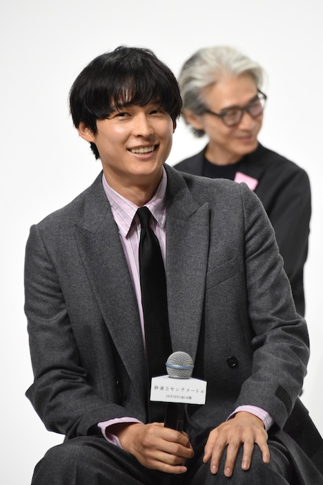 「秒速5センチメートル」完成報告会より、上田悠斗が自身の大ファンだと紹介されてうれしそうな松村北斗