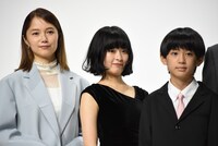 「秒速5センチメートル」完成報告会より、左から宮﨑あおい、森七菜、上田悠斗