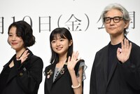 「秒速5センチメートル」完成報告会より、左から高畑充希、白山乃愛、吉岡秀隆