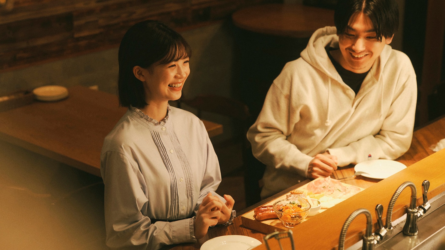 「セフレと恋人の境界線」内の短編「恋人になれたら」より、左から田辺徒子（中田青渚）、松山聡（金子大地）
